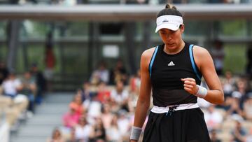Spain's Garbine Muguruza reacts during her women's singles first round match against Taylor Townsend of the US on day 1 of The Roland Garros 2019 French Open tennis tournament in Paris on May 26, 2019. (Photo by CHRISTOPHE ARCHAMBAULT / AFP)