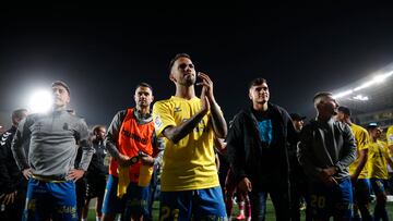 Viera, tras el partido contra el Tenerife de este curso (3-1), aplaudiéndole a la grada Naciente del Estadio de Gran Canaria.