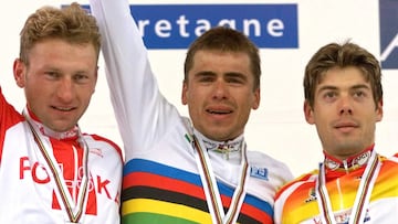 El ciclista polaco Zbigniew Spruch, el letón Romans Vainsteins y el español Oscar Freire posan en el podio de los Mundiales de Ciclismo de Plouay 2000.
