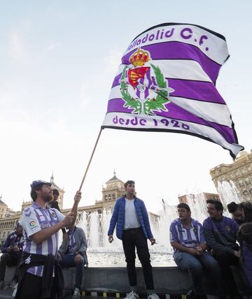 Seguidores del Real Valladolid celebran la permanencia en la fuente de la Plaza de Zorrilla de la capital vallisoletana.