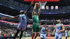 THM09. CHICAGO (EE.UU.), 15/03/2017.- James Ennis (i) de Memphis Grizzlies en acci&oacute;n con Cristiano Felicio (2i) de Chicago Bulls hoy, jueves 16 de marzo de 2017, durante un juego de la NBA en el United Center en Chicago (EE.UU.). EFE/TANNEN MAURY