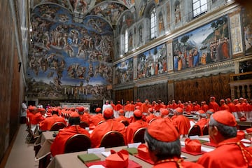 Cardinals pray in the Sistine Chapel, ahead of the conclave to elect the next pope at the Vatican, May 7, 2025. Vatican Media/Handout via REUTERS THIS IMAGE HAS BEEN SUPPLIED BY A THIRD PARTY