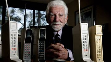 Marty Cooper, el pap&aacute; de la Telefon&iacute;a m&oacute;vil con su Motorola DynaTAC