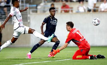 Vinicius aceleró, encaró a Szcesny y batió al portero polaco para reducir la ventaja juventina.