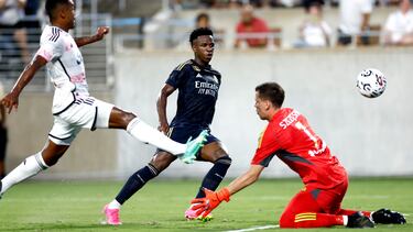 Vinicius intenta rematar un balón.