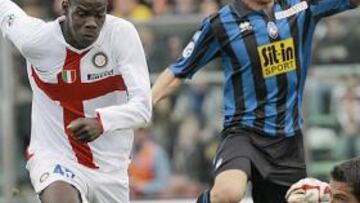 <b>NO FALLA.</b> Balotelli regatea al guardameta del Atalanta jujsto antes de anotar el segundo del Inter.