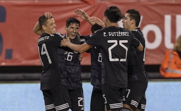 Los jugadores de la Selección Mexicana celebrando el triunfo de 0-3 ante los Estados Unidos en partido amistoso dentro del MetLife Stadium.