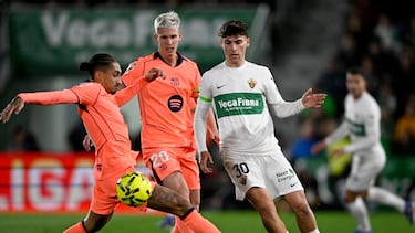 Soccer Football - LaLiga - Elche v FC Barcelona - Estadio Manuel Martinez Valero, Elche, Spain - January 31, 2026 FC Barcelona's Raphinha and FC Barcelona's Dani Olmo in action with Elche's Rodrigo Mendoza REUTERS/Pablo Morano