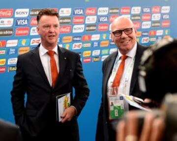 Louis van Gaal a su llegada para presenciar el sorteo que definirá los grupos del Mundial de 2014 en la localidad brasileña de Costa do Sauípe.