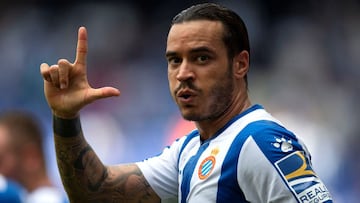 GRAF8811. CORNELL&Agrave; DE LLOBREGAT, 12/09/2021.- El delantero del RCD Espanyol Ra&uacute;l de Tom&aacute;s celebra tras marcar el 1-0 durante el partido de la cuarta jornada de la Liga de Primera Divisi&oacute;n disputado entre el Espanyol y el Atl&ea