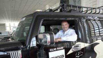 Chus Puras se muestra feliz en un coche de la organizaci&oacute;n para el Clio Raid. 
 