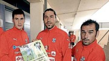 <b>PROTAGONISTAS. </b>Iriome, Pablo Sicilia, Juanma y Cristo Marrero posan con el cartel del encuentro de esra tarde.