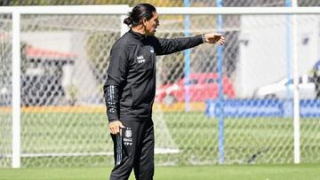 Tras conseguir la clasificación directa al Mundial las jugadoras le cortaron el pelo al entrenador.