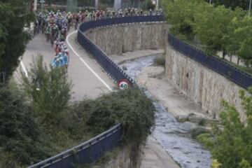 El pelotón durante la decimotercera etapa de la Vuelta Ciclista a España, disputada entre Calatayud y Tarazona, de 177 kilómetros de recorrido. 