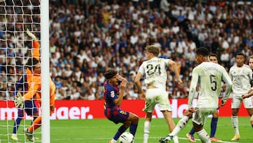 Soccer Football - LaLiga - Real Madrid v FC Barcelona - Santiago Bernabeu, Madrid, Spain - October 26, 2025 Real Madrid's Jude Bellingham scores their second goal REUTERS/Susana Vera