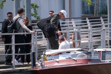 Tom Brady camina para subir a un bote mientras parten del Aeropuerto Marco Polo antes de la boda entre Jeff Bezoz y Lauren Snchez.