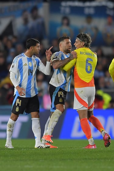 Durante los noventa minutos del encuentro se pudo apreciar la 'batalla' que tenían ambos jugadores. Esto desencadenó en un fuerte pique al finalizar el encuentro. Otamendi le dijo: "Sácate la vincha bobo" y el jugador de la selección colombiana le respondió: "Estás viejo. Cierra el c..., bobo. Estás viejo, no te da ni para correr".