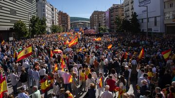 Multitud de simpatizantes durante la manifestación organizada por el PP, a 24 de septiembre de 2023, en Madrid (España). Bajo el lema ‘A la calle contra la amnistía, el referéndum y contra aquellos que quieren destruir nuestro Estado de Derecho’, el Partido Popular ha organizado una movilización cívica e institucional contra el intento de Pedro Sánchez de “destruir la Constitución” con una posible aprobación de una amnistía y de reconocer el derecho de autodeterminación. La dirección nacional de Génova pretende visibilizar la posibilidad de que el PSOE esté dispuesto a conceder beneficios judiciales a los condenados por la consulta ilegal del 1-O en Cataluña para reeditar la coalición al frente de La Moncloa, tal y como le reclaman los partidos independentistas.
24 SEPTIEMBRE 2023;MADRID;AMBIENTE;MANIFESTACIÓN PP;CONTRA LA AMNISTÍA
Alejandro Martínez Vélez / Europa Press
24/09/2023