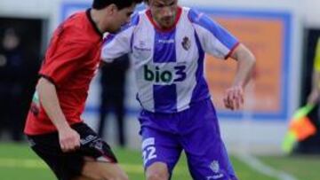 <b>TABLAS. </b>Candela intenta controlar el esférico ante la insistencia de un jugador del Mirandés.