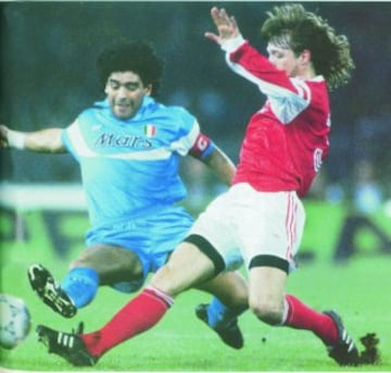 Año 1990. Maradona se enfrenta al Spartak de Moscú en la Copa de Europa de la temporada 1990-91. Fue su última aparición en la Copa de Europa.