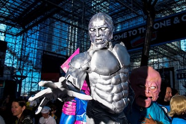 La gente asiste a la Comic Con de Nueva York, en el Centro de Convenciones Jacob Javits.