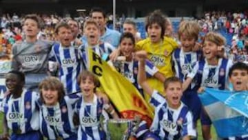 <b>SEGUNDO TÍTULO. </b>Los chavales del Espanyol posan con la Copa que les acredita como campeones por segunda vez en el torneo.