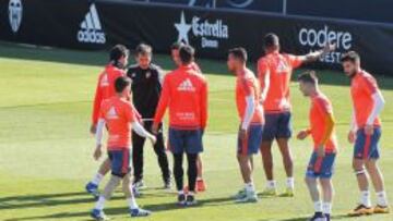 Gary Neville hace de árbitro antes de irse con Inglaterra