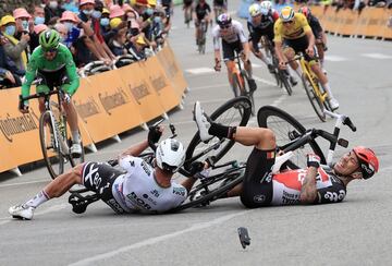 Caleb Ewan y Peter Sagan se van al suelo unos metros antes de la llegada a meta. Ewan, con la clavícula rota, no estará en la salida de mañana.