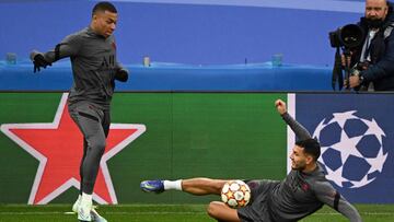 Mbappé encara a Paredes en un ejercicio del entrenamiento del PSG en el Santiago Bernabéu.