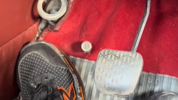 Un mecánico de la ITV muestra un coche que tiene 66 años: “Para poner las largas tenemos que pulsar con el pie este botón”