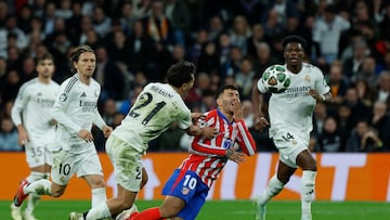 Correa pugna por un balón con Brahim en el choque disputado en el Bernabéu.