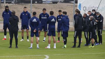 Iv&aacute;n Mart&iacute;nez, su cuerpo t&eacute;cnico y los jugadores del Zaragoza, en la charla previa a un entrenamiento.