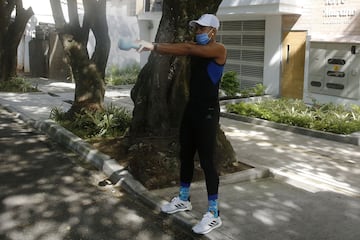 El atleta colombiano no ha podido volver a las pistas y ha tenido que entrenar en las calles de Medellín para no perder su estado físico. "La calle es mi pista", le aseguró a AS Colombia.