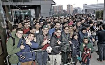El colombiano se divierte con los hinchas de Milan en un meet & greet realizado por el equipo rojinegro. 
