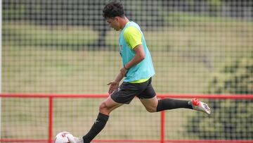 07-08-24. NACHO MARTÍN, EN EL ENTRENAMIENTO DEL SPORTING EN MAREO.