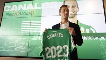 Sergio Canales posa con la camiseta de su renovación con el Betis