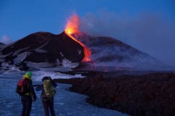 Los guías turísticos disfrutando también del espectáculo del Etna