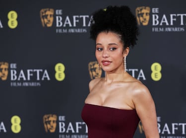 Chase Infiniti posa en la alfombra roja previa a la gala de Premios de BAFTA.