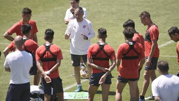 El Rojo arranca a falta de que a Holan le lleguen más fichajes