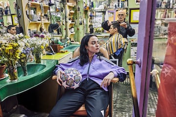 Una clienta de una peluquería de Estambul posa con el UCL Pro Istanbul.