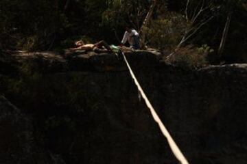 El slackline es un deporte extremo de equilibrio en el que se usa una cinta (normalmente elástica) que se engancha entre dos puntos fijos y se tensa. No se usa ninguna herramienta para ayudar a mantener el equilibrio. Se pueden realizar saltos, movimientos dinámicos, posturas de yoga incluso acrobacias. 