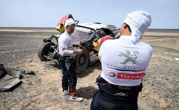 En la etapa 9, Sebastien Loeb y Daniel Elena han perdido toda opción de victoria. Rompieron en frontal de su coche al no ver un agujero. Perdieron más de siete horas en la clasificación general.