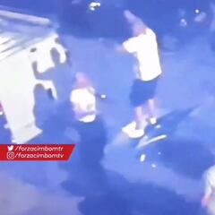 Sneijder, detenido después de resistirse a bajar del capó de un coche totalmente ebrio