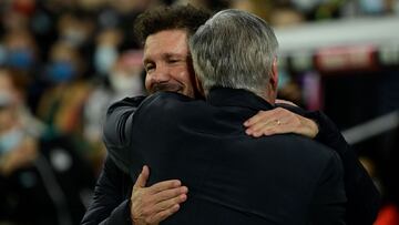 Simeone abraza a Ancelotti en el &uacute;ltimo Real Madrid-Atl&eacute;tico