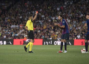 El árbitro Gil Manzano, tras consultar el VAR, enseñó la cartulina roja a Lenglet por agresión a Pere Pons.