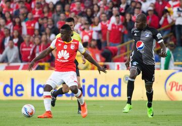 Santa Fe y Millonarios se enfrentaron en el estadio El Campín por la décima fecha de la Liga Águila II-2017, jornada de clásicos regionales en el fútbol colombiano.