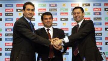 Joan Laporta y Josep Bartomeu, con Valero Rivera en su presentación como director de las secciones deportivas del Barcelona en la temporada 2003/2004.