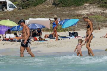 El entrenador del Atlético de Madrid se está tomando unos días de merecido descanso con su familia en las playas de las Islas Baleares.