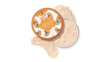 Fija tu maquillaje y corrige imperfecciones con el polvo traslúcido favorito de Amazon