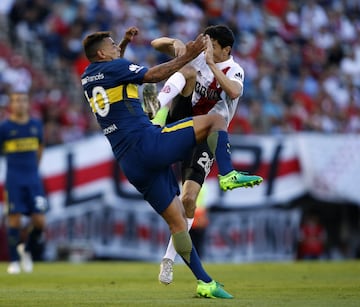 En el superclásico de noviembre de 2017, Edwin Cardona recibió una patada en el pecho de Nacho Fernández de River Plate, que fue expulsado de roja directa. A los pocos minutos fue Edwin Cardona el expulsado por un manotazo a Enzo Pérez